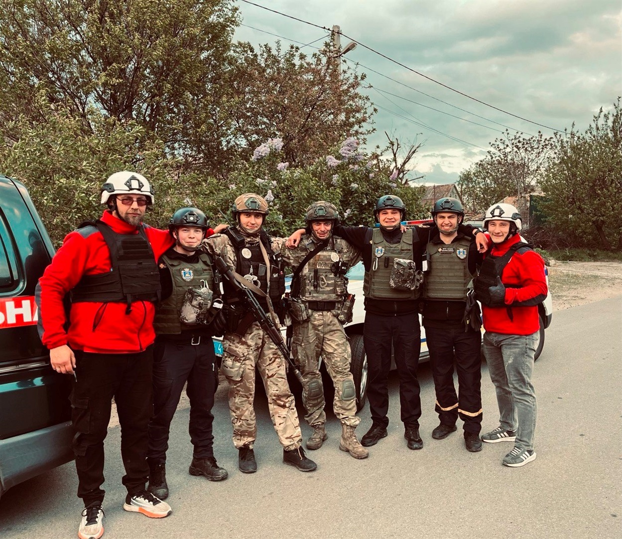Рятувальники, поліція та загін швидкого реагування