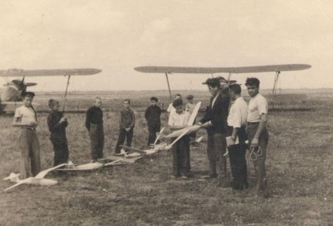 ​

Областні авіамодельні змагання. 1948 р М. Продан показує модель старшому судді Алехінцеву


​