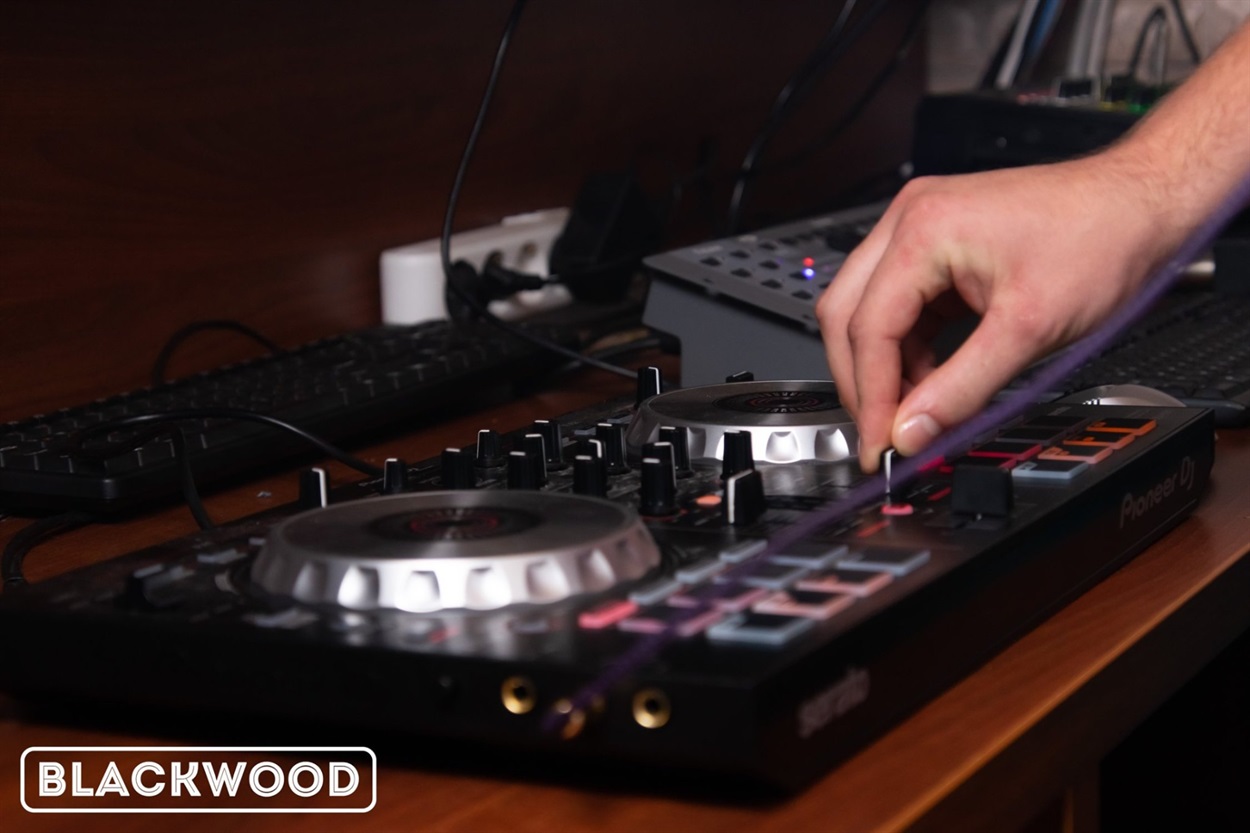 Без dj-контроллера диджею не обойтись 