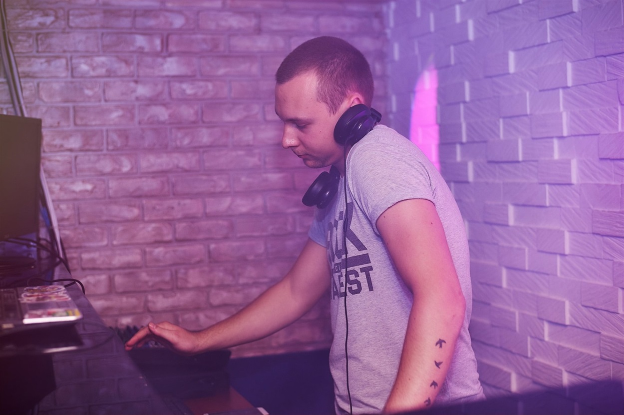 DJ Trotsyk в процессе работы