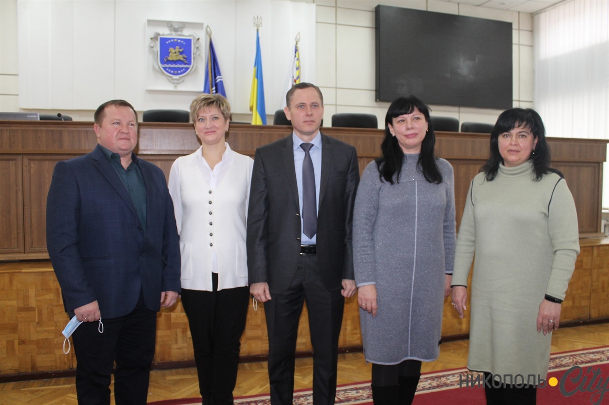 Мііський голова разом зі своїми заступникам,  керуючим справами виконкому та секретарем міської ради 