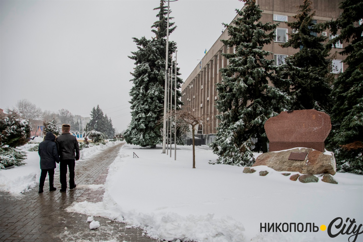 Ожеледиця - частий супутник зимової погоди. Будьте обережні на вулиці!