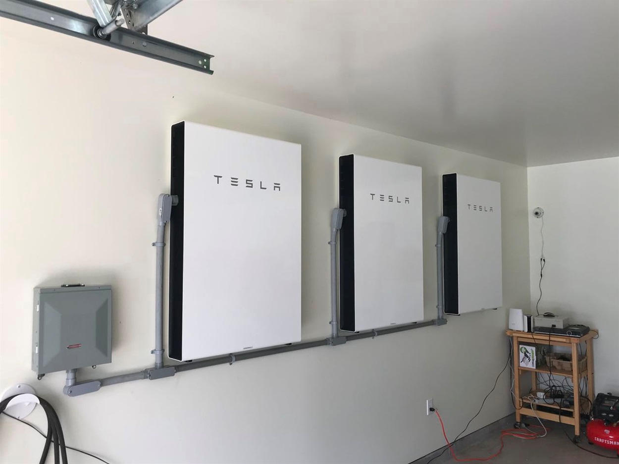 Цена Tesla Powerwall 2.0 — около $ 5,500, включая инвертор. Она может хранить до 13,5 кВт * ч энергии и состоит из обычных аккумуляторов 18650. 