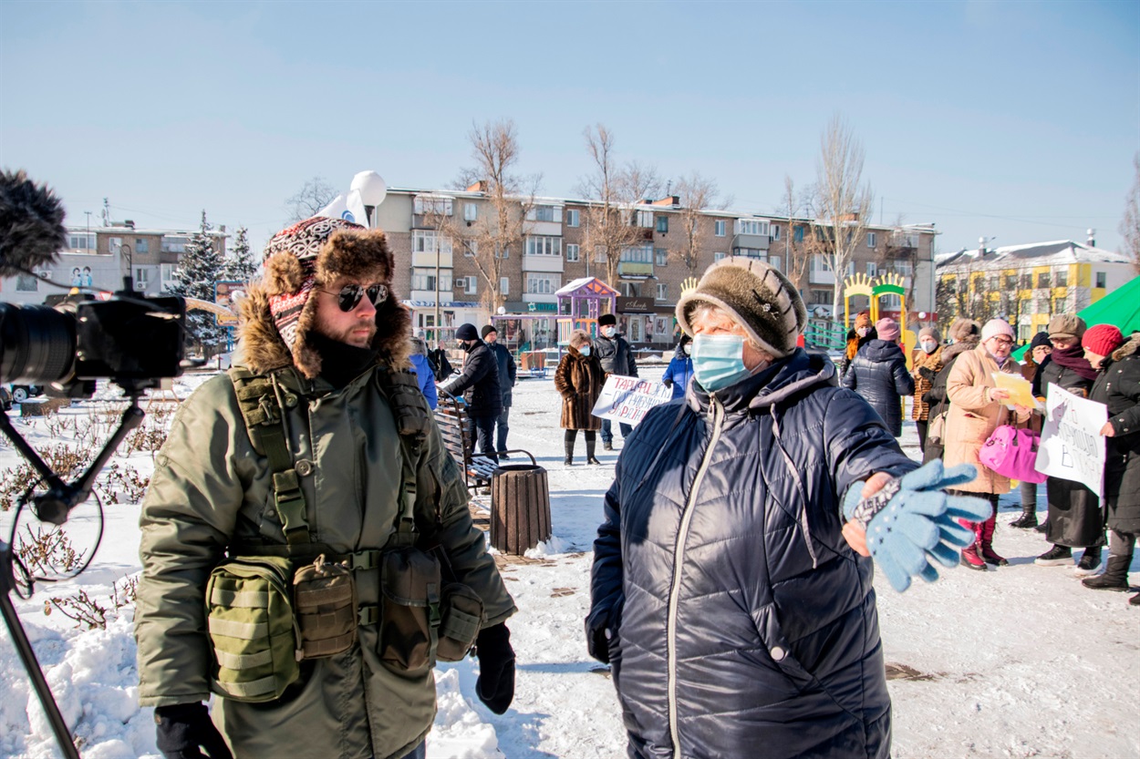 Люди жалуются на низкое давление газа в трубах. Из-за этого они замерзают в своих квартирах