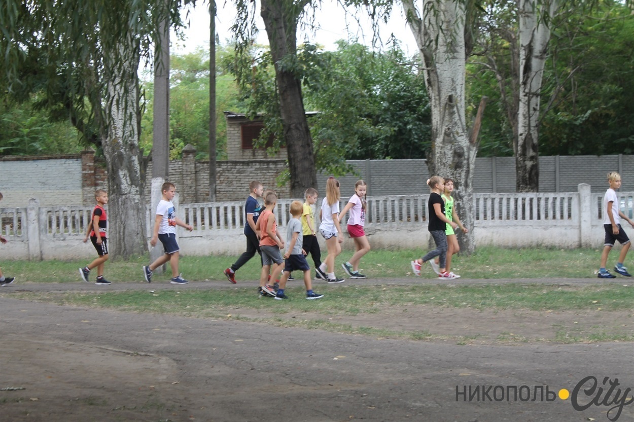 Учні йдуть на урок фізкультури. Вересень 2020 року.