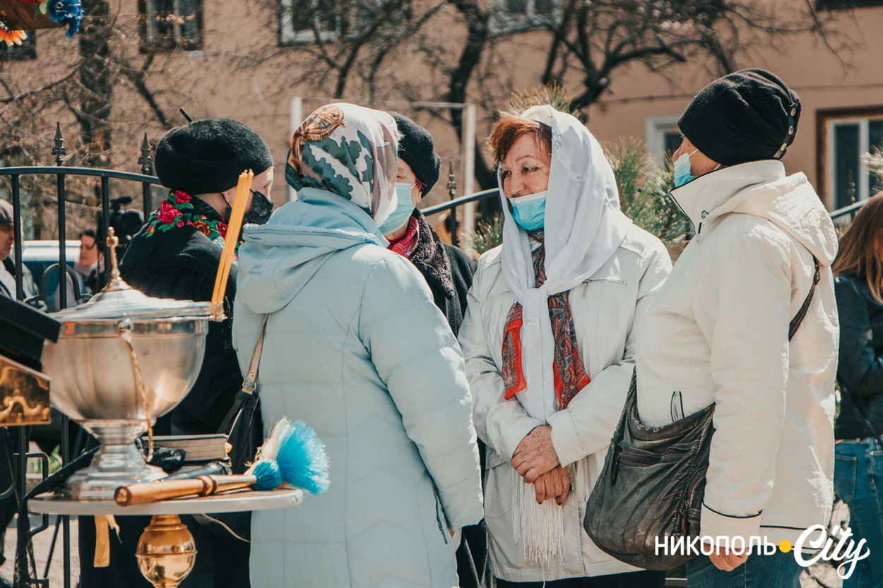 Приємні бесіди на території храму