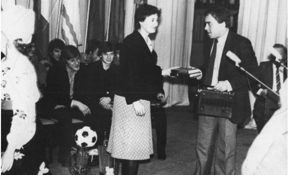 1982 рік. «Колос» стає бронзовим призером Другої ліги СРСР.Капітан команди Володимир Нечаєв отримує подарунки.