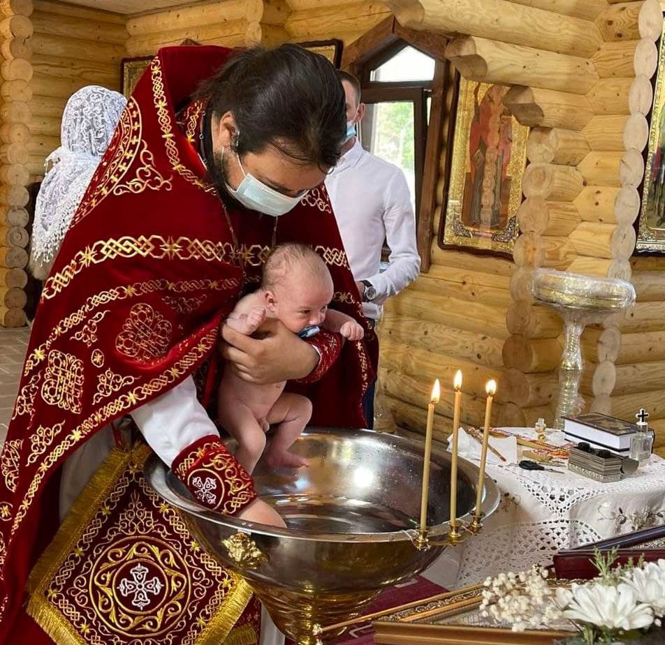 Обряд хрещення в новому храмі Петра Калнишевського звершує настоятель ієромонах Меркурій