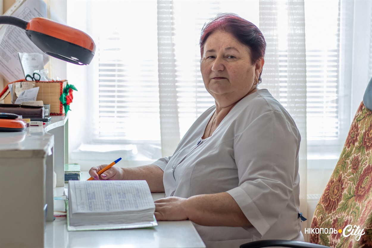 Грицуняк Акушерське відділення з ліжками патології вагітних. акушерка цілодобового посту. Стаж 40 років