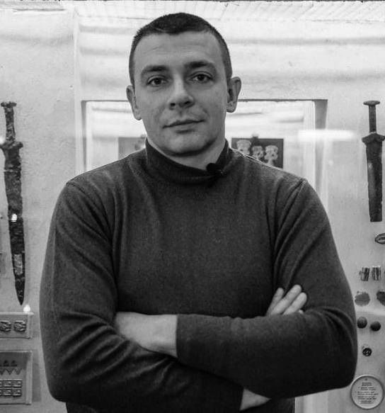 Олександр Старік, завідувач відділу археології ДНІМ ім. Д. І. Яворницького, кандидат історичних наук.
