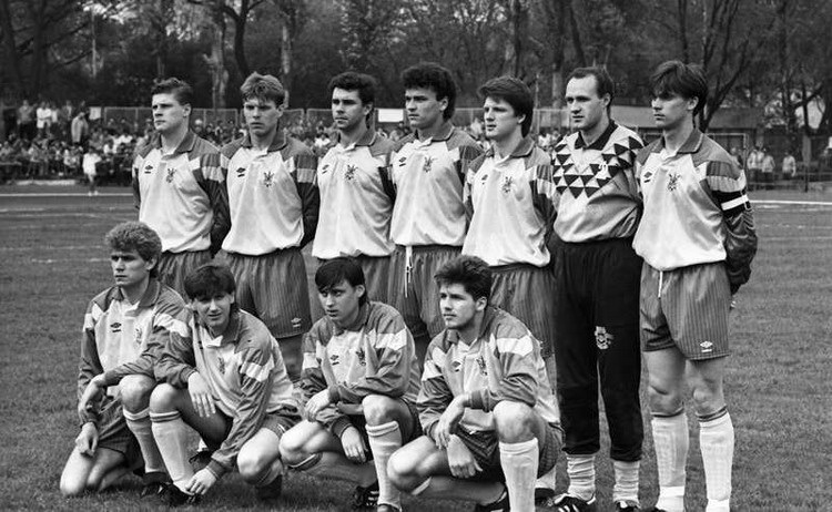 Беженар третій зліва у верхньому ряді.

