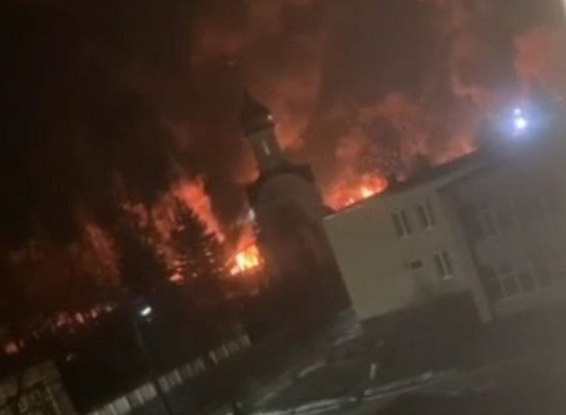 Внаслідок обстрілів росіян, артучилище охопило вогнем.
