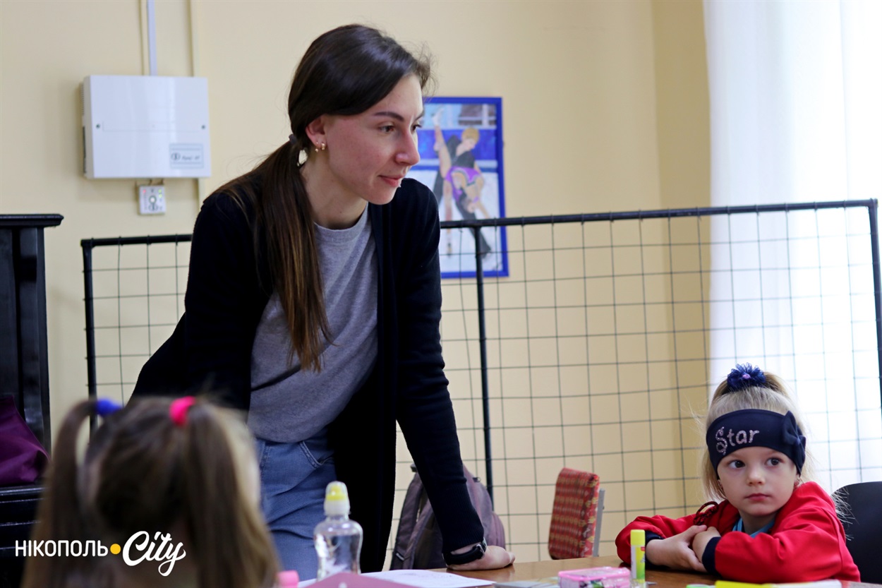 Анна Ничиталюк вітається з учнями перед початком занять.