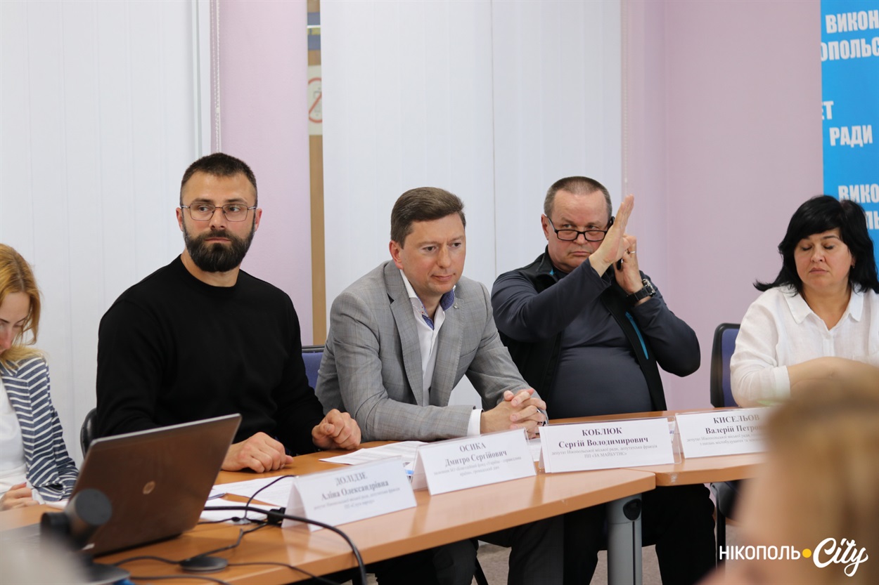 Дмитро Осика ліворуч