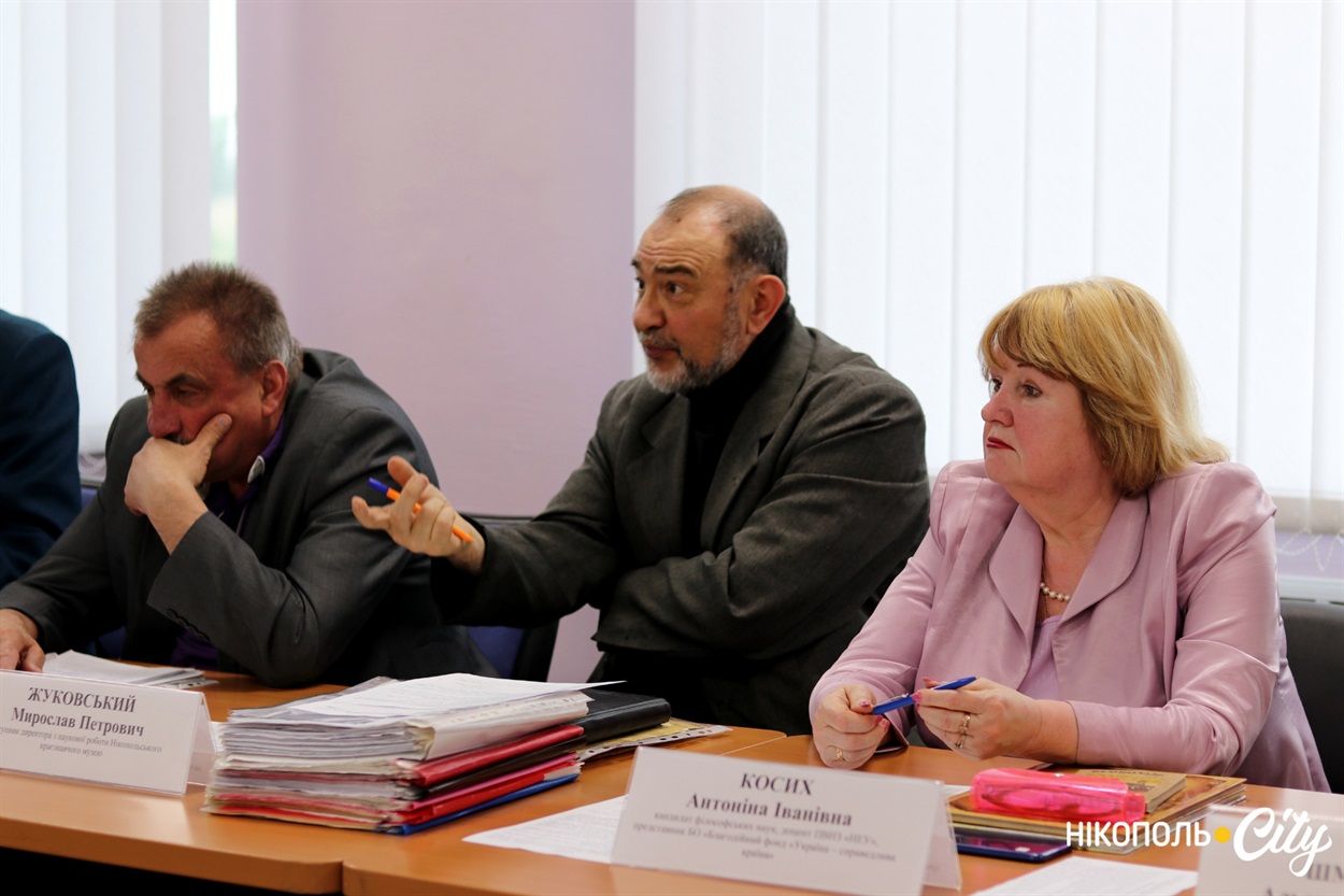 Нікопольський історик Мирослав Жуковський в центрі