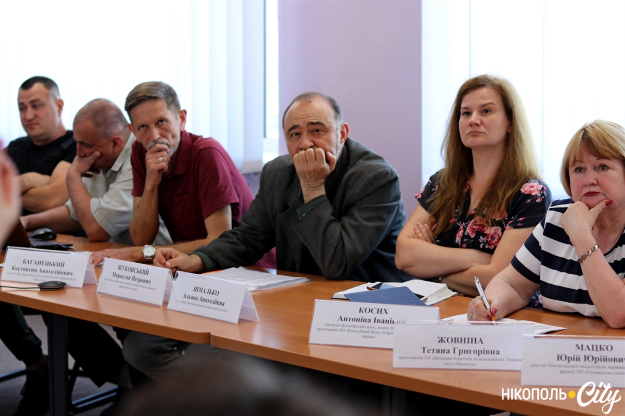 Мирослав Жуковський в центрі.