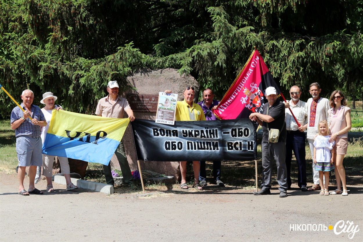 Учасники заходу з вшанування 103-ї річниці пам'яті учасників антикомуністичного Троїцького повстання.