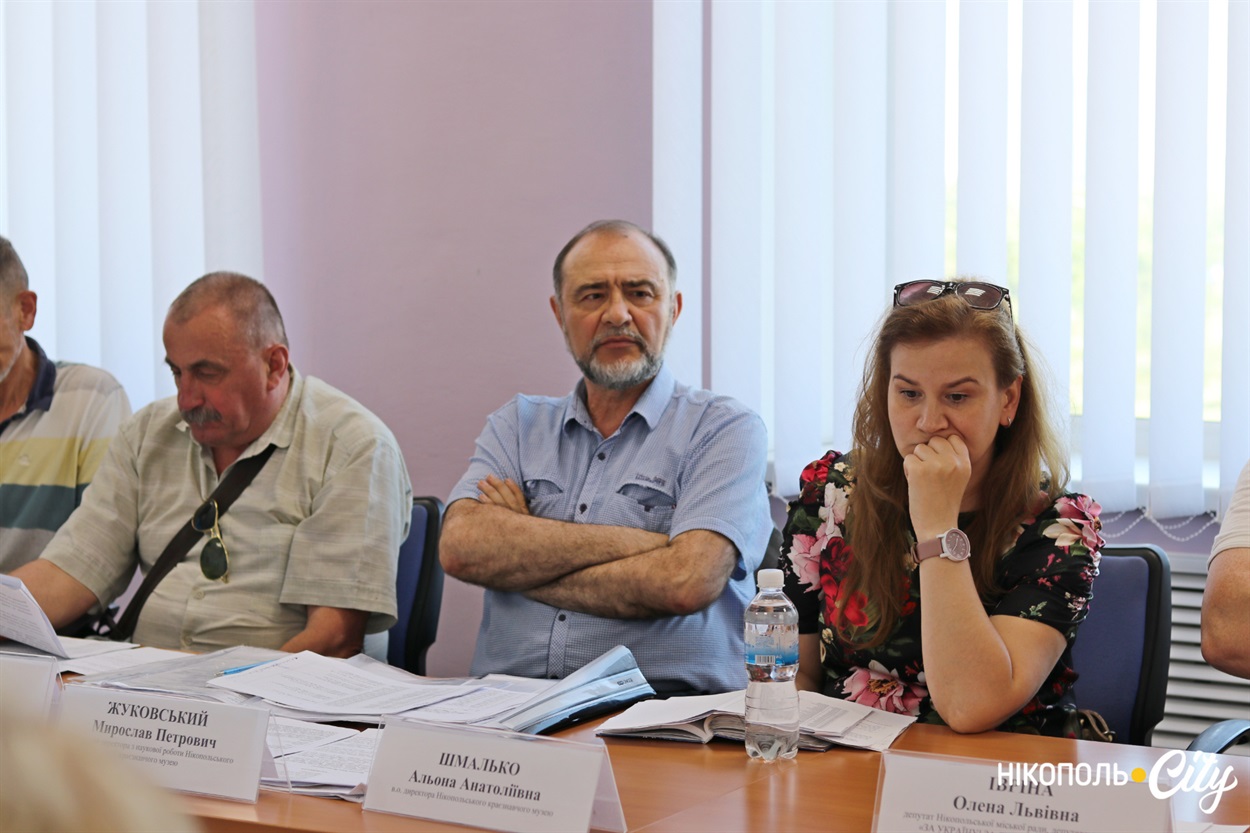 Мирослав Жуковський в центрі.