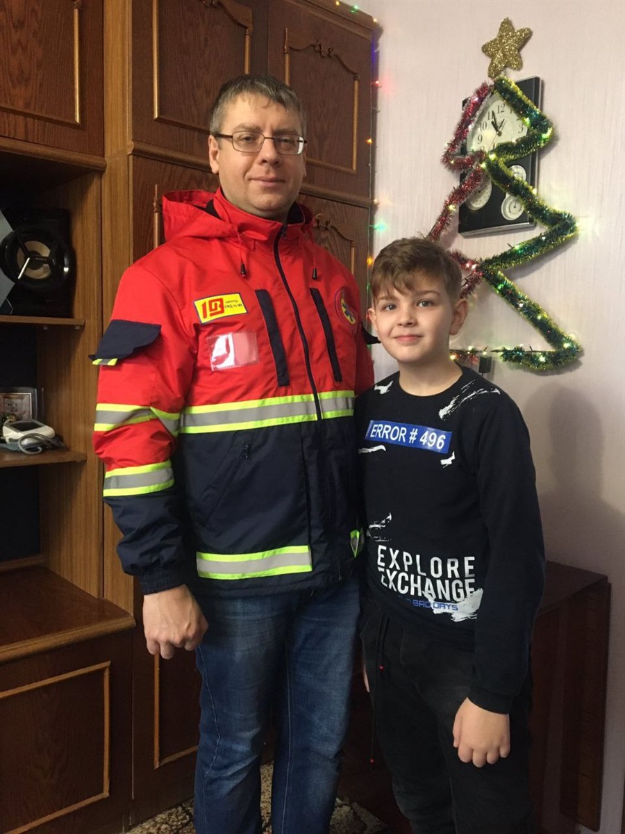 Рома разом з рідним дядьком Сергієм Карякою.
