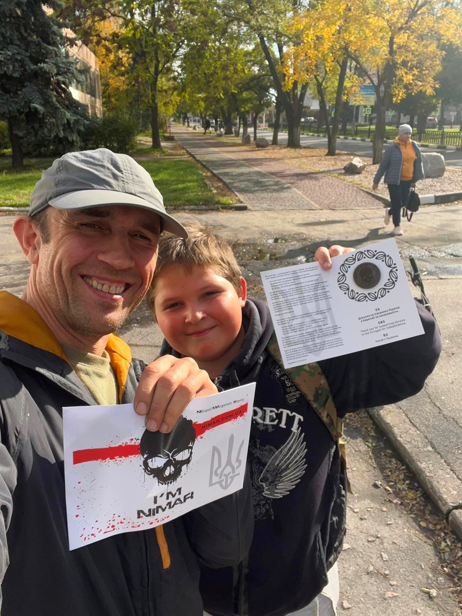 Сергій Голтва зустрівся з Віктором і передав пам'ятну монету.