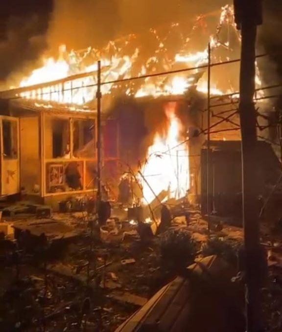 Пожежа через обстріли Нікополя