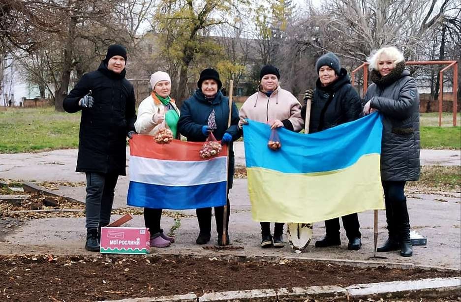 Колектив педагогів та техпрацівників висадив на клумбах своєї школи благодійні першоцвіти.