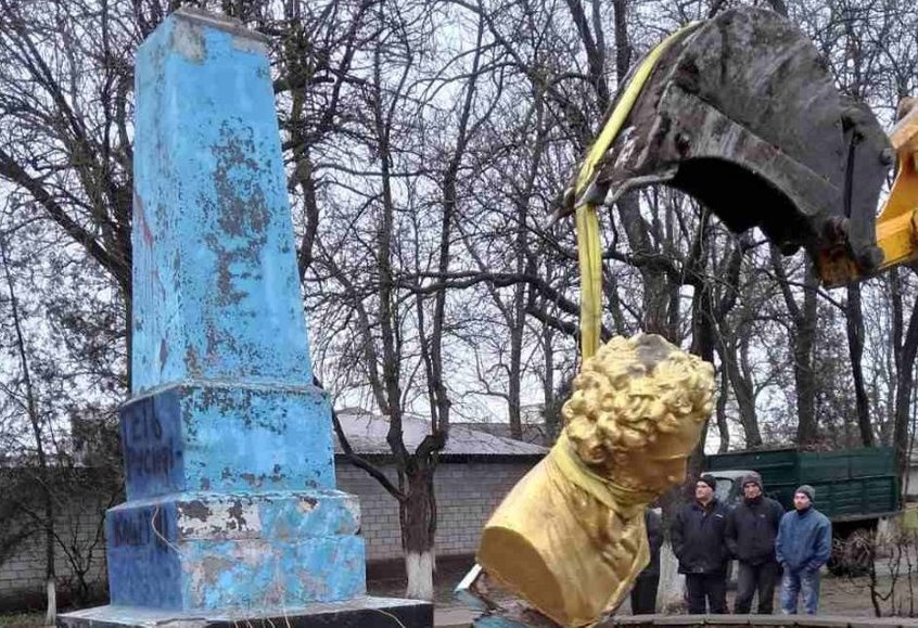 Погруддя поетові в Ананьїві прибрали комунальники