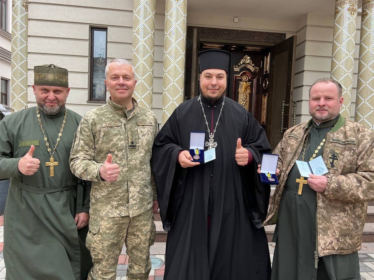 Отець Меркурій в центрі з нагородою
