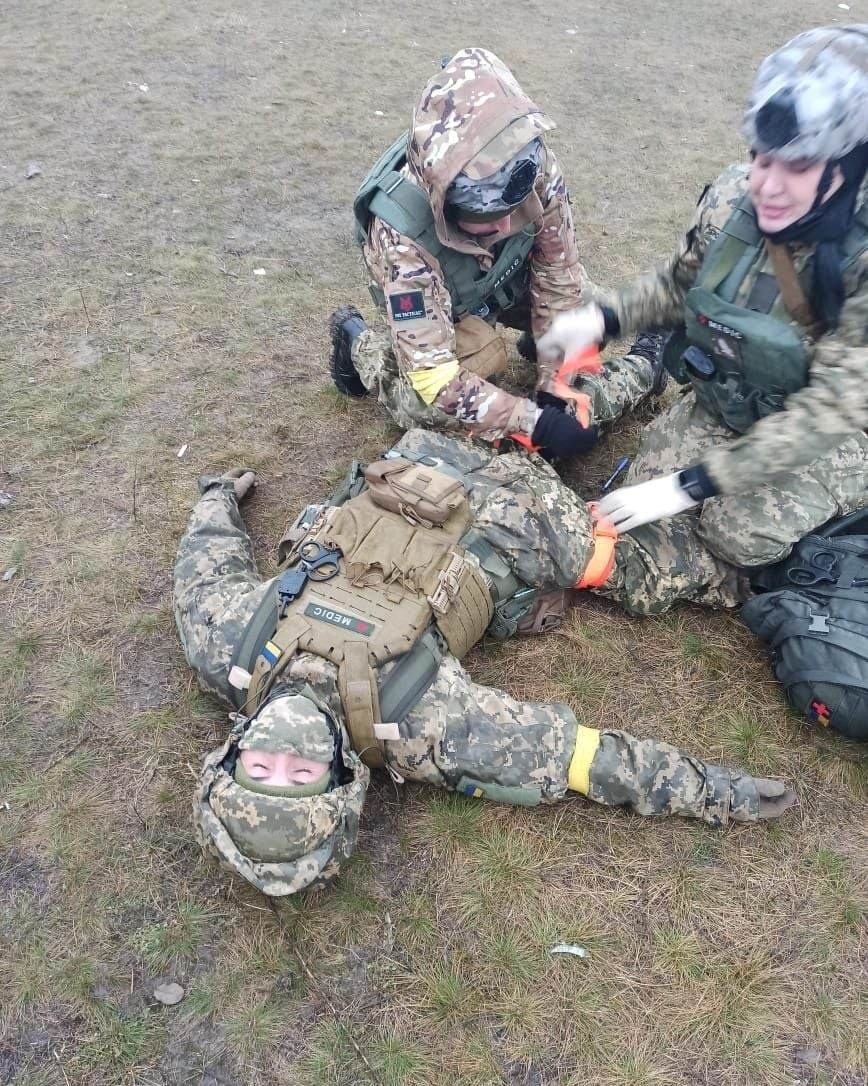«Ми працюємо за протоколами НАТО", - розповідає Інна про роботу бойовим медиком.
На фото: медичний тренінг