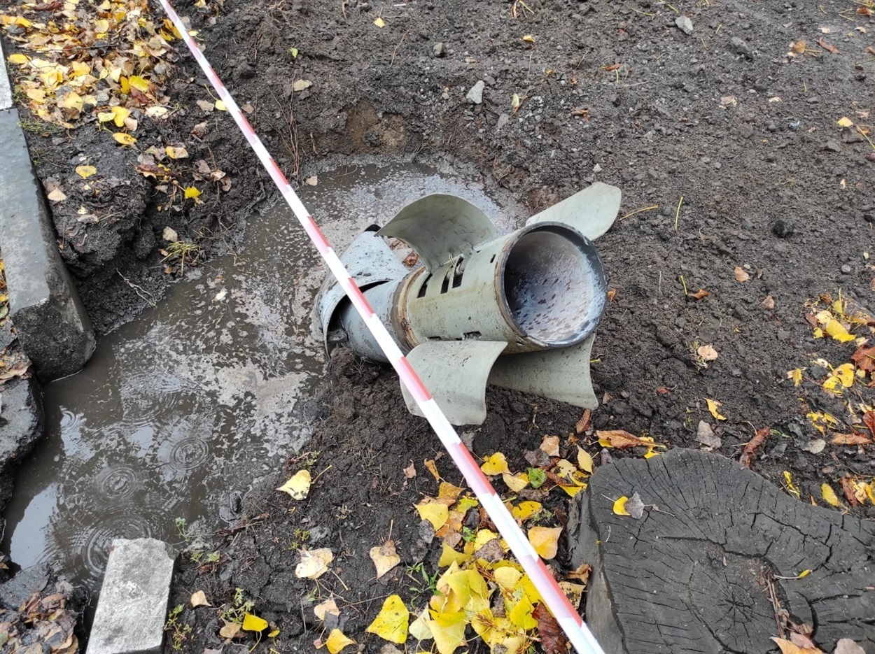 Уламки касетних боєприпасів від РСЗВ "Ураган", якими вранці 23 жовтня було обстріляно Нікополь.