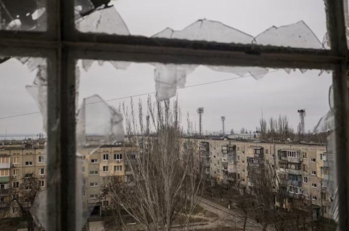 Розбиті обстрілами вікна в багатоповерхівці Нікополя