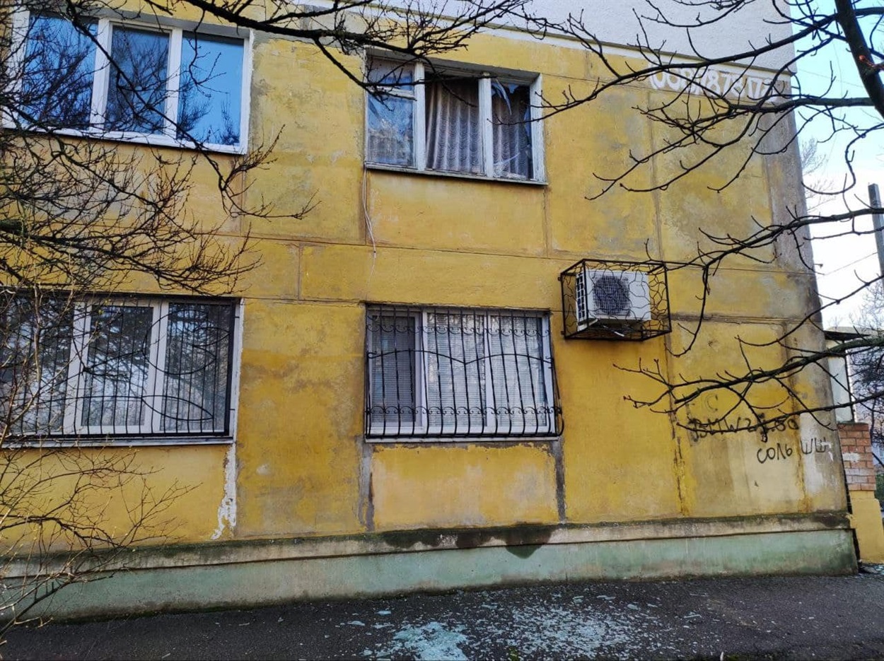 Наслідки обстрілів багатоповерхівок Нікополя 18 лютого