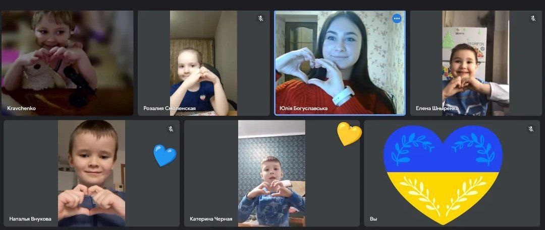 Юлія Андріївна проводить заняття з малечею через платформу Google Meet