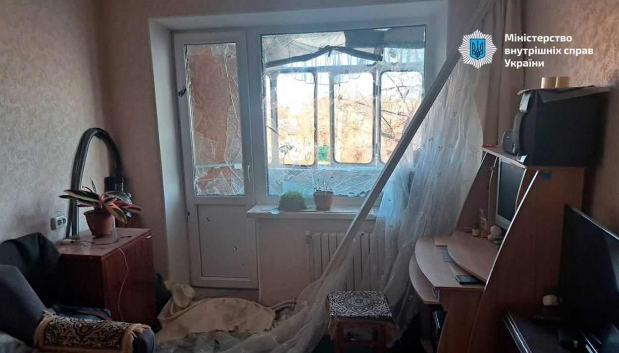 Наслідки обстрілів багатоповерхівки у Нікополі