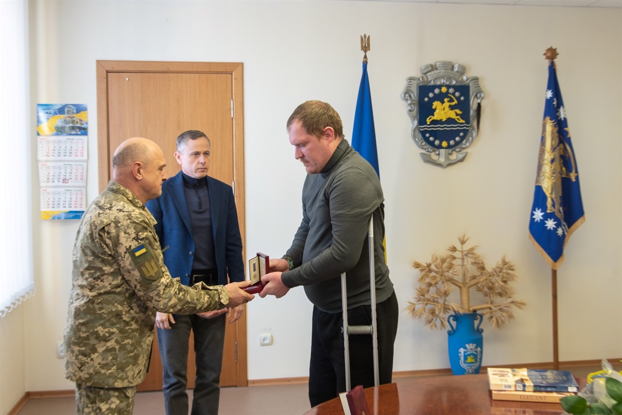 Солдату Сергію Матюку вручають нагороду