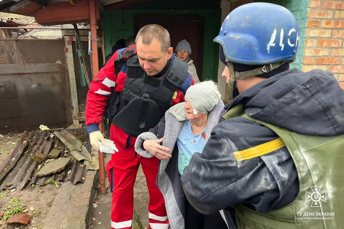 Медики та рятувальники евакуювали поранену обстрілами мешканку Нікополя  8 грудня. Пенсіонерку дістали з під завалів будинку та доставили лікарні.