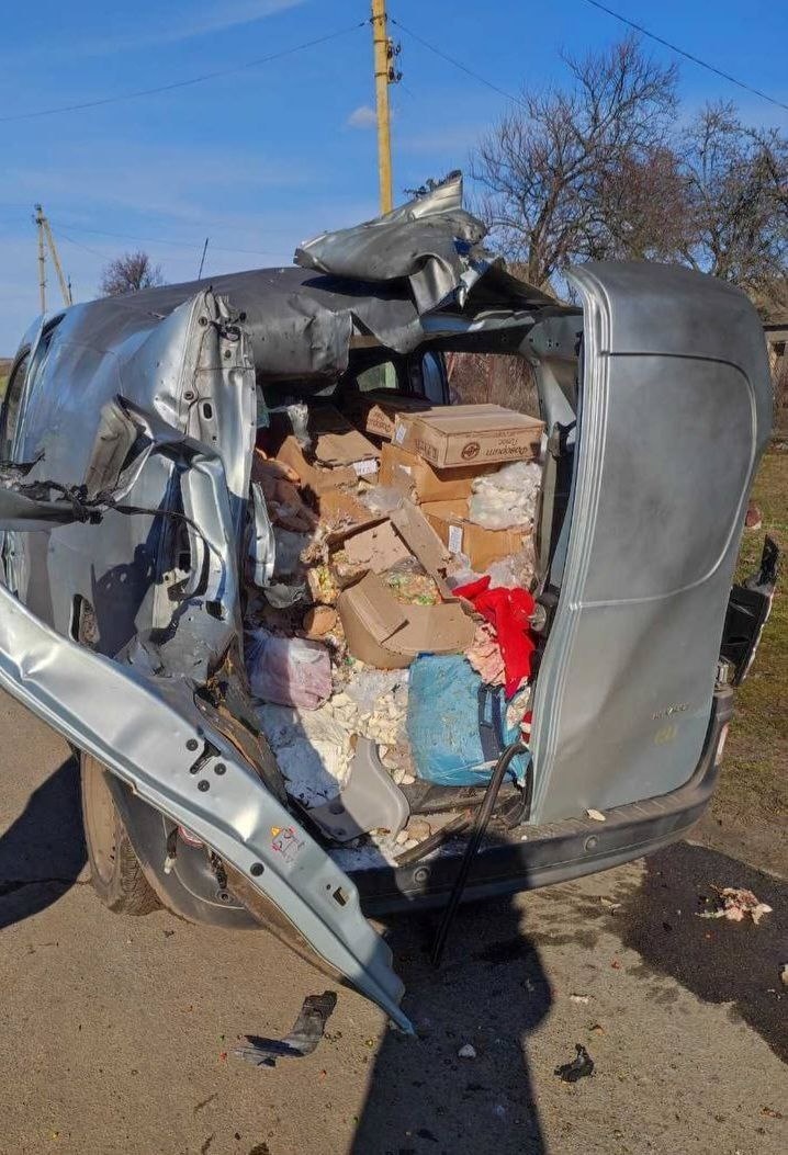 Влучання російського дрона в цивільне авто
