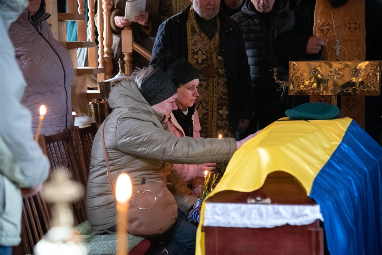 Родина прощається із полеглим захисником - Андрієм Омельченком
