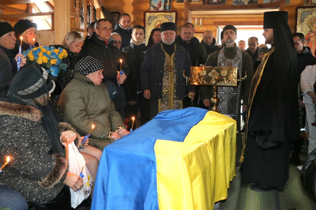 Церемонія прощання із полеглим захисником з Нікополя Іллею Чекменьовим