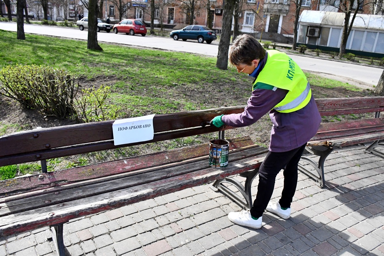 Комунальники дбають про благоустрій прифронтового Нікополя