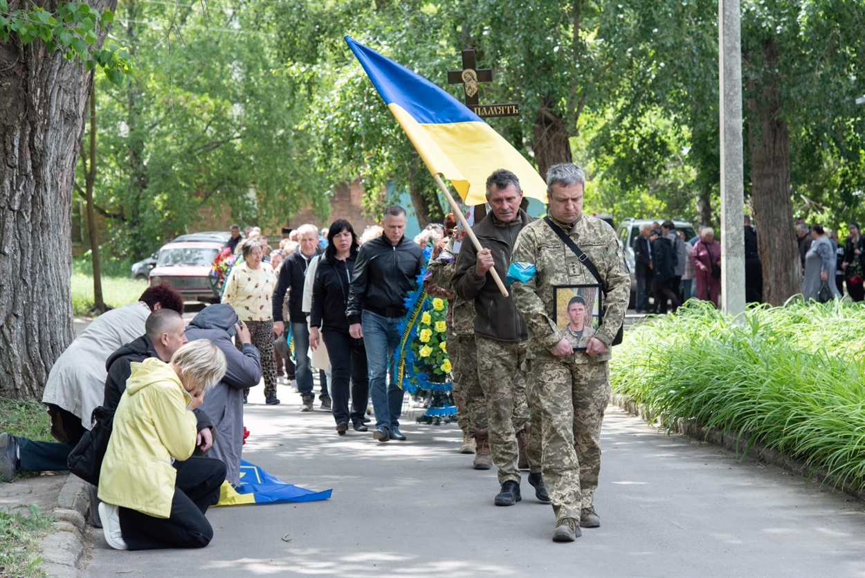 Нікопольці проводять Героя в останню путь