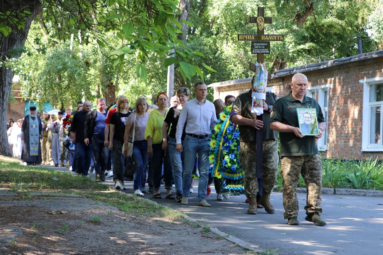 Рідні, друзі та представники міської влади проводжають Олексія в останню путь