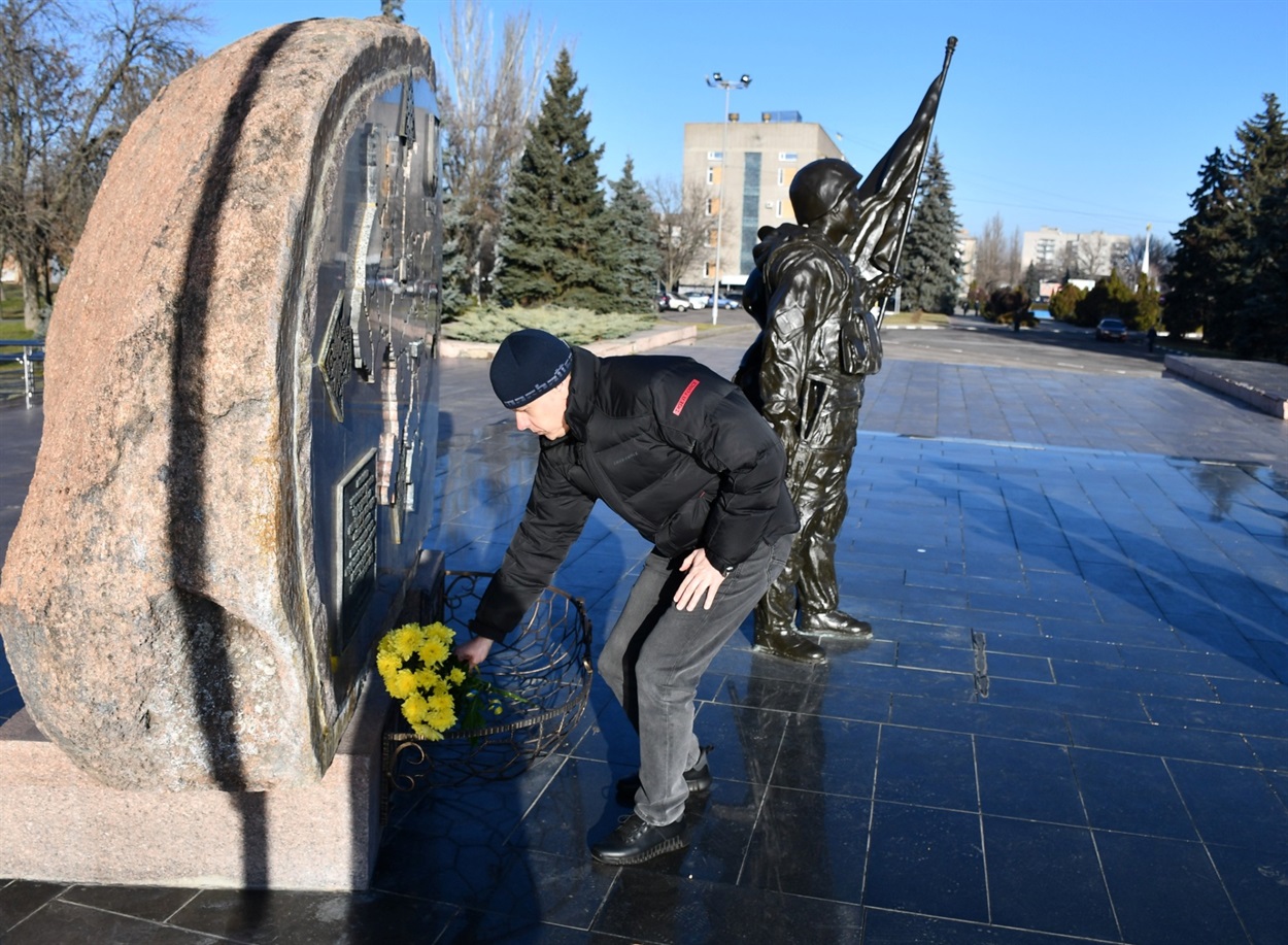 Міський голова Олександр Саюк поклав квіти до меморіалу "захисник України"