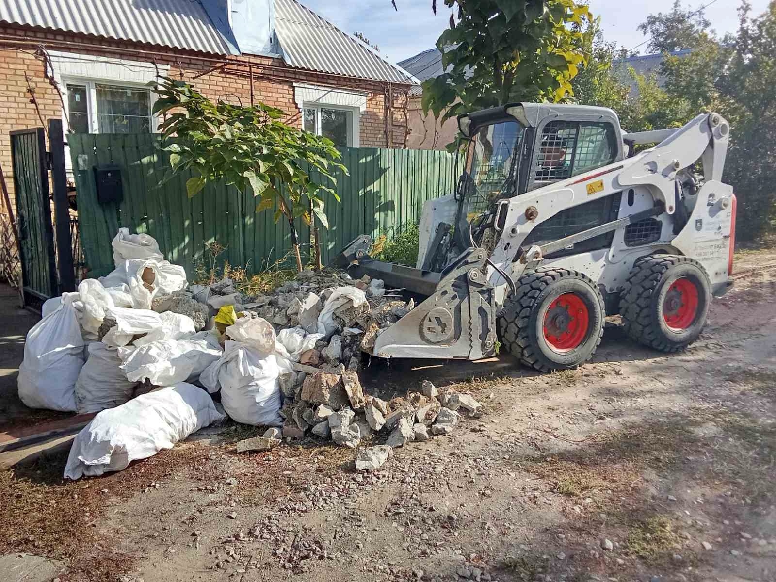 У Нікополі комунальники ліквідовують наслідки обстрілів та продовжують роботи з благоустрою міста