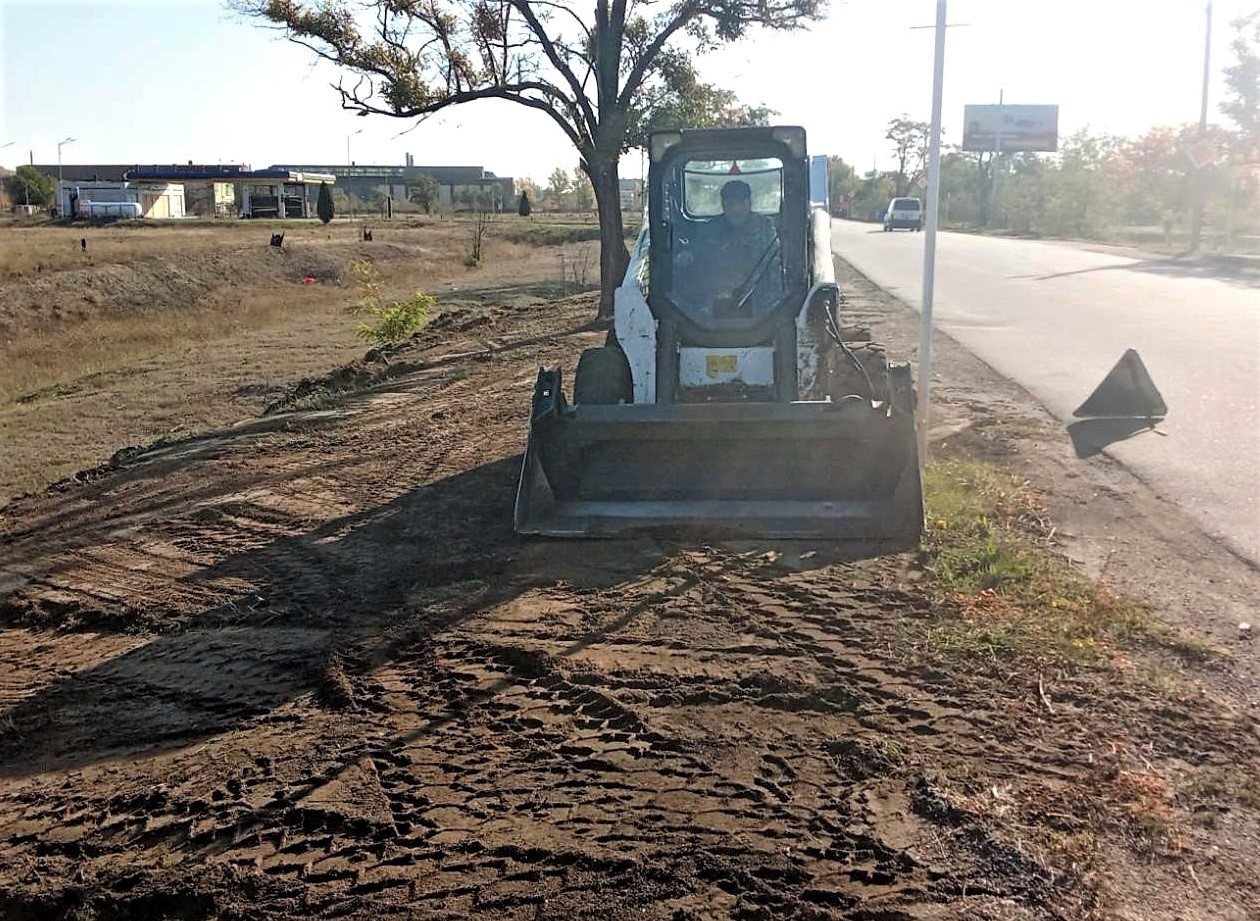 У Нікополі комунальники ліквідовують наслідки обстрілів та продовжують роботи з благоустрою міста
