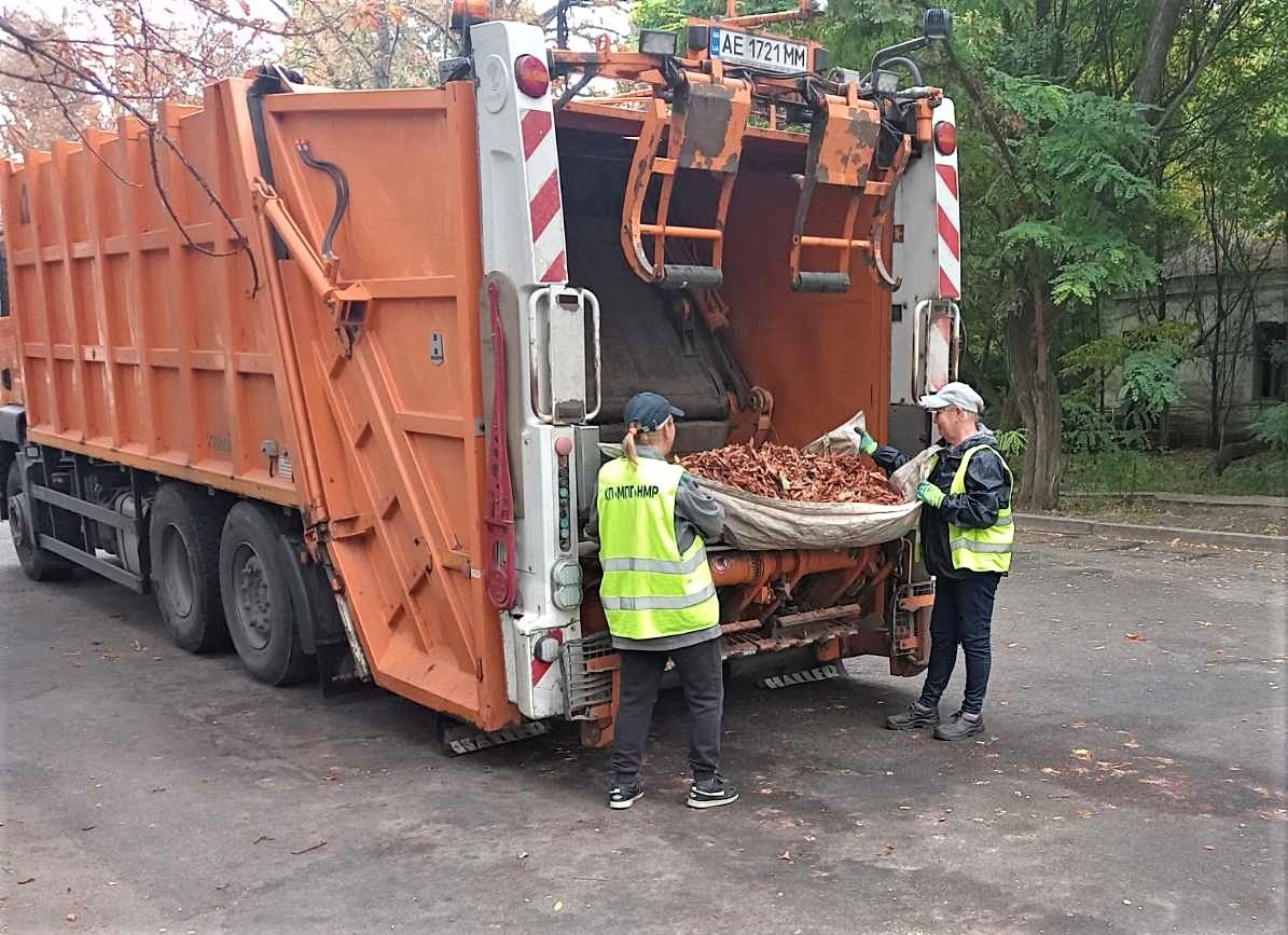 У Нікополі комунальники ліквідовують наслідки обстрілів та продовжують роботи з благоустрою міста