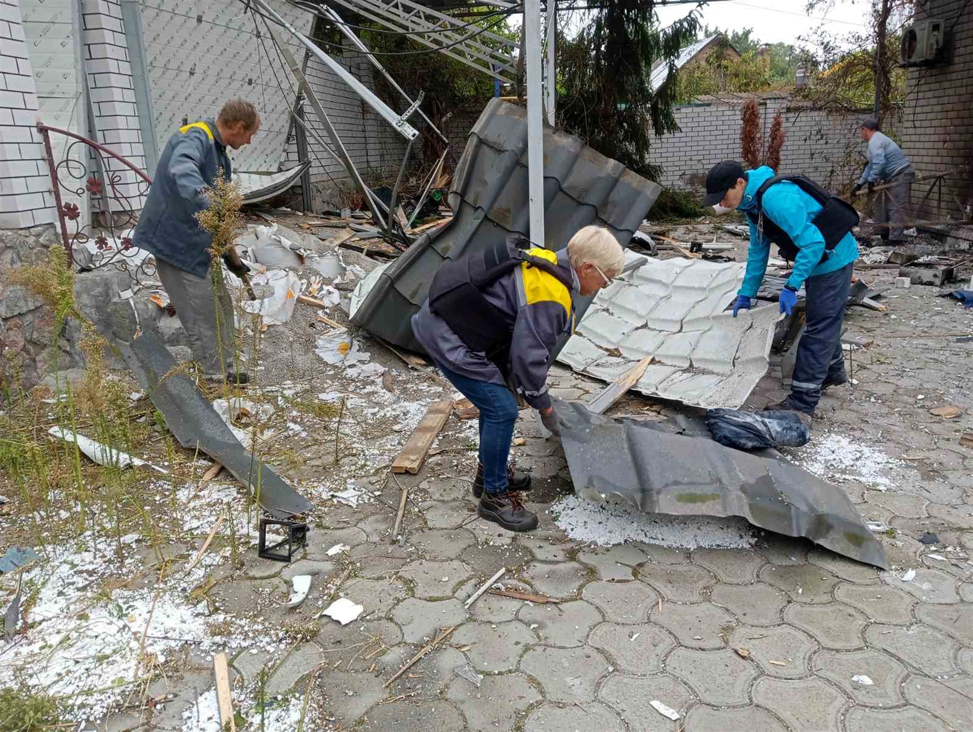 У Нікополі комунальники ліквідовують наслідки обстрілів та продовжують роботи з благоустрою міста