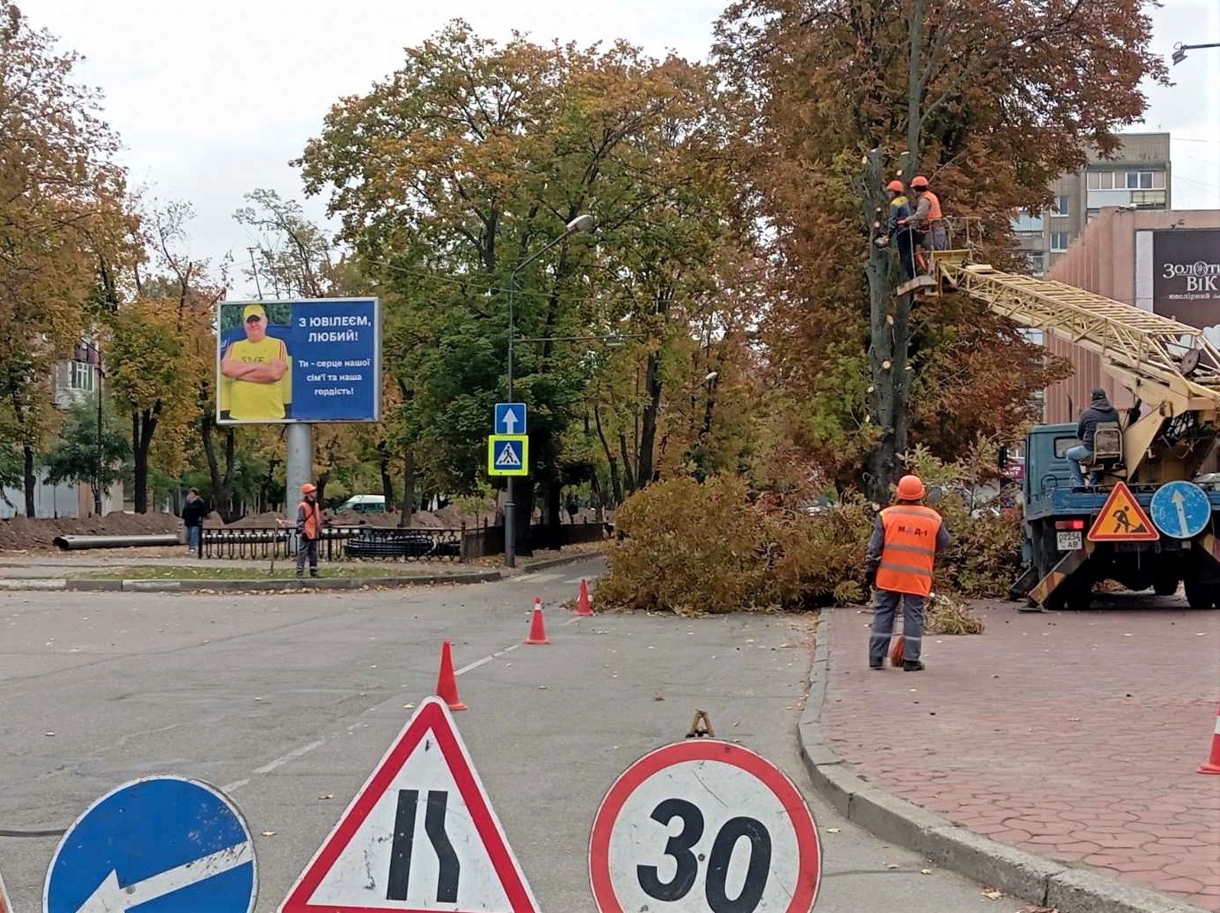У Нікополі комунальники ліквідовують наслідки обстрілів та продовжують роботи з благоустрою міста