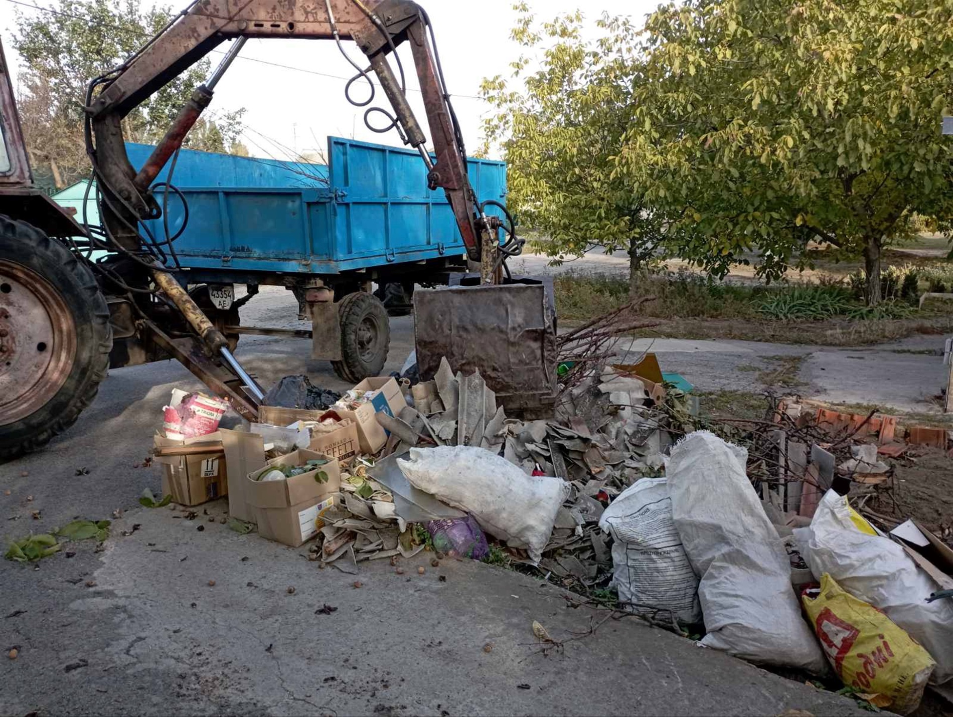 У Нікополі комунальники ліквідовують наслідки обстрілів та продовжують роботи з благоустрою міста