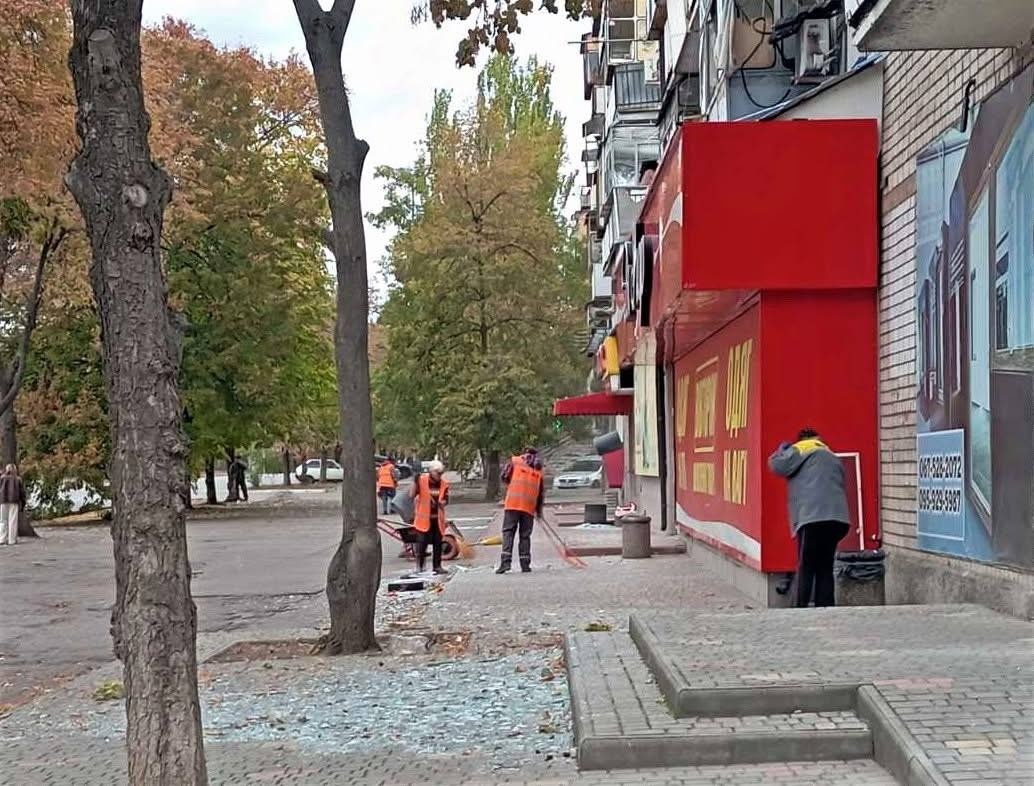 Комунальники Нікополя проводять екстрені ремонти пошкодженого житла та дбають про чистоту міста